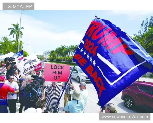 特朗普现身迈阿密大奖赛，自称是诺里斯的“幸运符”